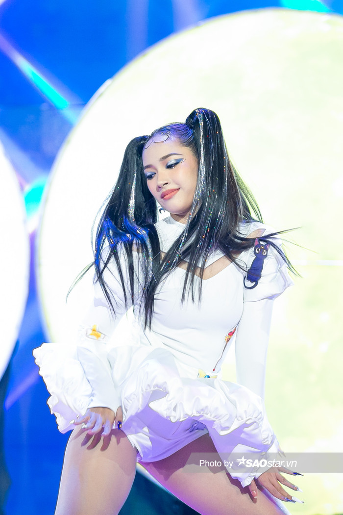 Nữ ca sĩ thể hiện vũ đạo điêu luyện