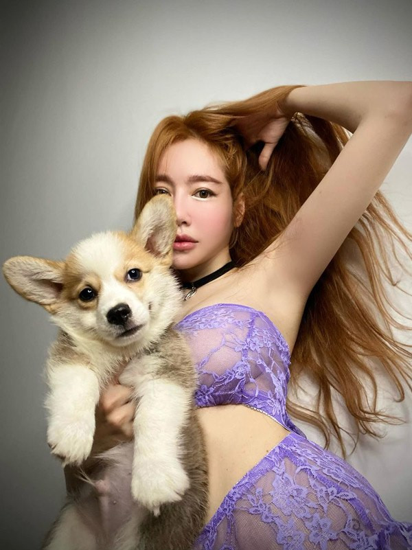 Cô nàng sử dụng chú cún cưng để che đi vùng nhạy cảm trong bộ trang phục...