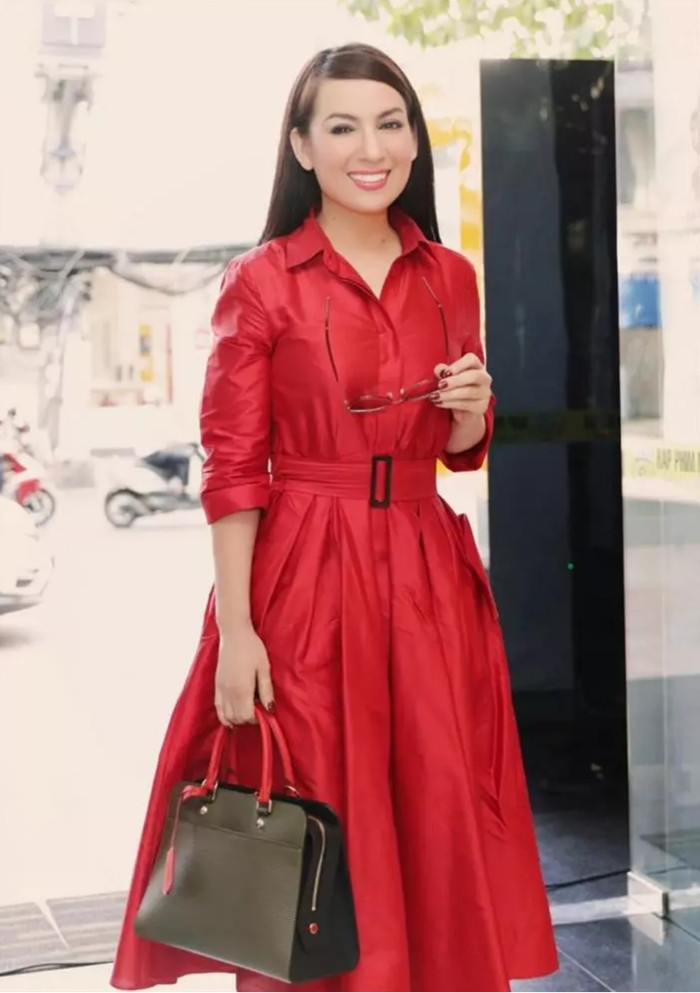 Trông thì rất thanh nhã, nhẹ nhàng nhưng set đồ trên người Phi Nhung là cả gia tài thu nhỏ ...