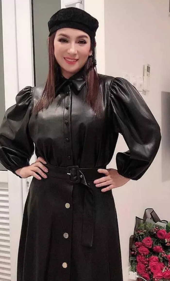 Mũ nồi kèm bộ đầm tay phồng đúng chất trẻ trung tuy hơi 'cưa sừng làm nghé'.