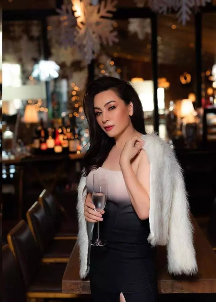 Một Phi Nhung sang chảnh với set đồ cúp ngực, áo khoác lông và kiểu trang điểm mắt xếch..