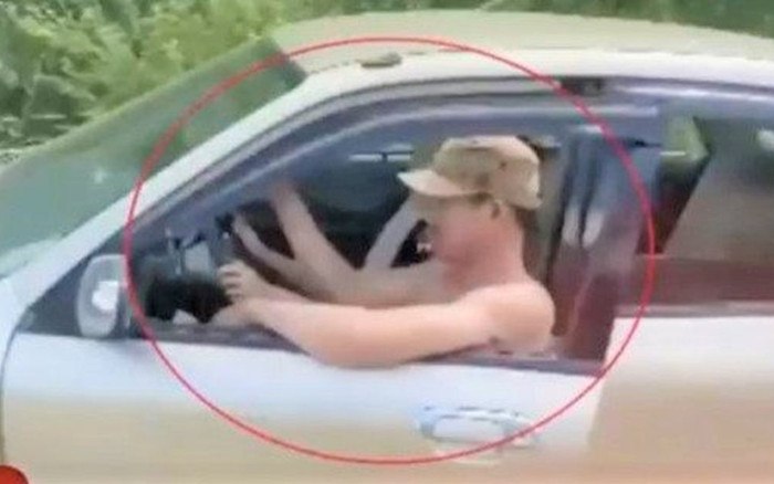 Cặp vợ chồng ngồi chung trên ghế lái ô tô rồi điều khiển xe vun vút trên đường Ảnh 2