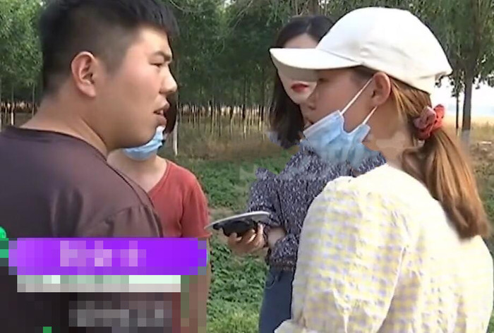 Người vợ tìm tới sự giúp đỡ của phóng viên, hy vọng họ có thể khuyên chồng chăm lo cho gia đình.