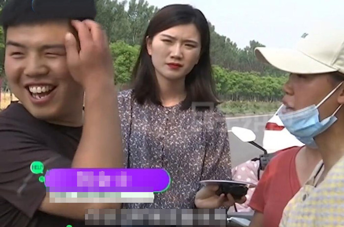 Tuy đánh vợ nhưng người chồng cho rằng anh ta chẳng làm gì sai, vẫn tươi cười hớn hở.