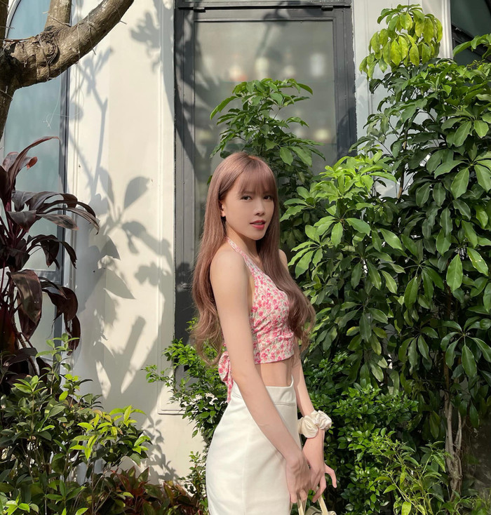 Thiều Bảo Trâm gần đây đã đăng loạt ảnh mới chụp ở sân vườn.