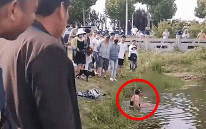 Đang khẩn trương cứu người đuối nước, đám đông sững sờ khi thấy người phụ nữ nhảy xuống hồ làm điều này Ảnh 2