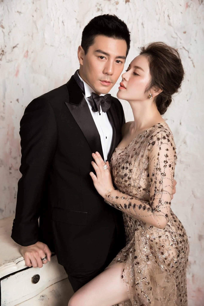 Pose ảnh cùng bạn diễn, Lý Nhã Kỳ trông cực kỳ sang trọng, thanh tao.