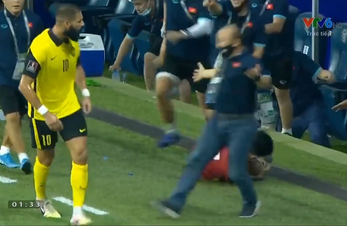 Thầy Park mắng thẳng mặt Liridon Krasniqi, đòi 'thua đủ' với cầu thủ Malaysia.