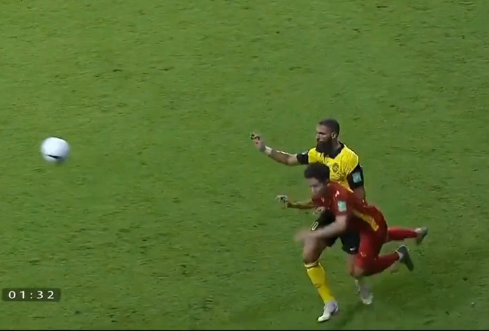 Phút 88, Liridon Krasniqi bên phía Malaysia đã có pha lao thẳng vào Hồng Duy, khiến cầu thủ mang áo số 7 của Việt Nam văng ra ngoài sân.