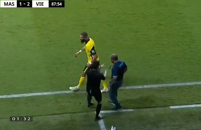 HLV Park Hang Seo nổi điên vì pha phạm lỗi thô bạo của cầu thủ Malaysia nên đã lao ra khỏi khu vực kỹ thuật.