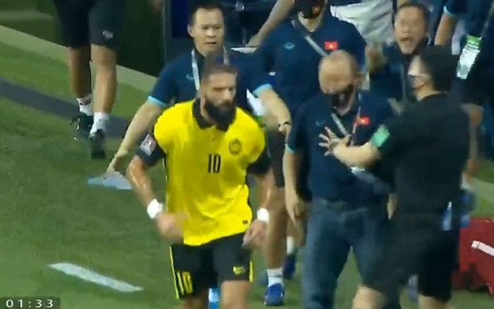 Hồng Duy bị phạm lỗi, thầy Park nổi điên đòi 'thua đủ' với cầu thủ Malaysia Ảnh 2