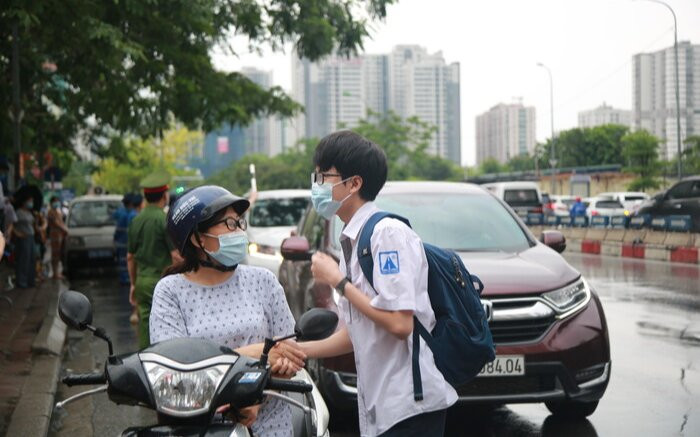 Sáng nay (12/6), hơn 90 nghìn sĩ tử Hà Nội bước vào kỳ thi tuyển sinh lớp 10 Ảnh 2