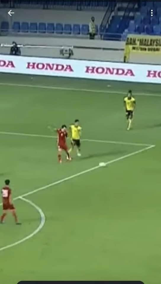 Tình huống Văn Toàn bị đạp lên gót chân trong vòng cấm của Malaysia.