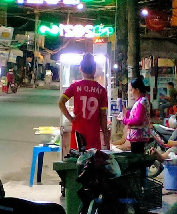 Quang Hải vô tư đi mua xôi.