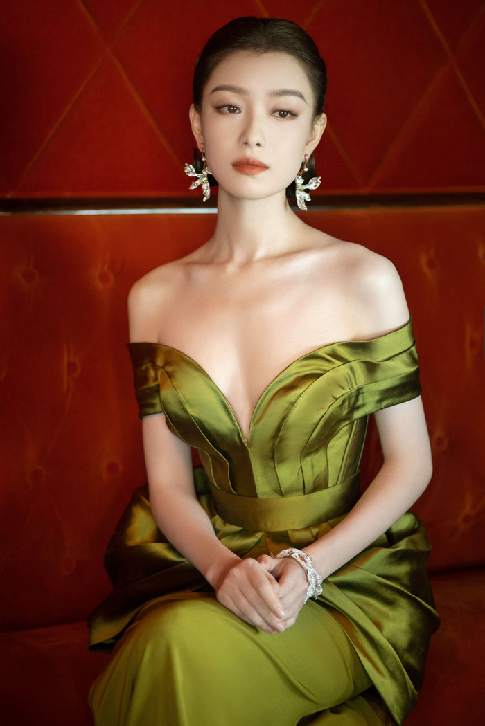 Người đẹp khoe khéo xương quai xanh gợi cảm trước ống kính