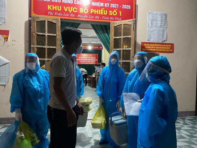 Trong đêm lực lượng y tế đi lấy mẫu xét nghiệm cho những hộ dân bị phong tỏa.