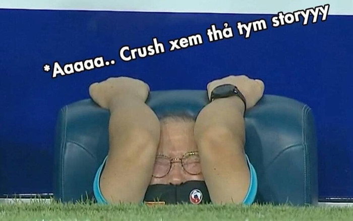 HLV Park Hang Seo lấp ló trong trận đấu với Malaysia, netizen ngay lập tức chế ảnh thầy Park đủ sắc thái Ảnh 2