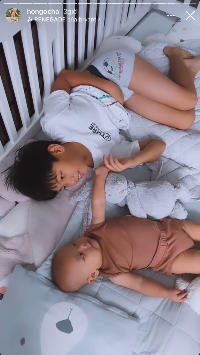 Nhưng khi chơi với em thì liền cười toe toét thế này.