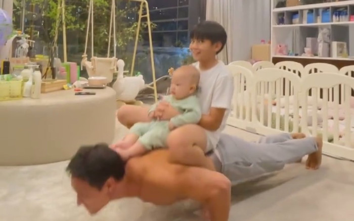 Kim Lý vừa cõng hai con trai vừa hít đất, thái độ đối lập của Subeo và Leon khiến ai cũng phì cười Ảnh 2