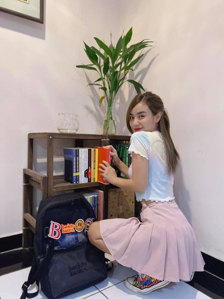 Cindy Lư cosplay thành 'cô nữ sinh' váy hồng cực kì quyến rũ.