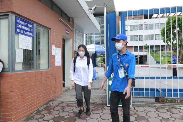 Các em học sinh đều khá tự tin với bài thi của mình.