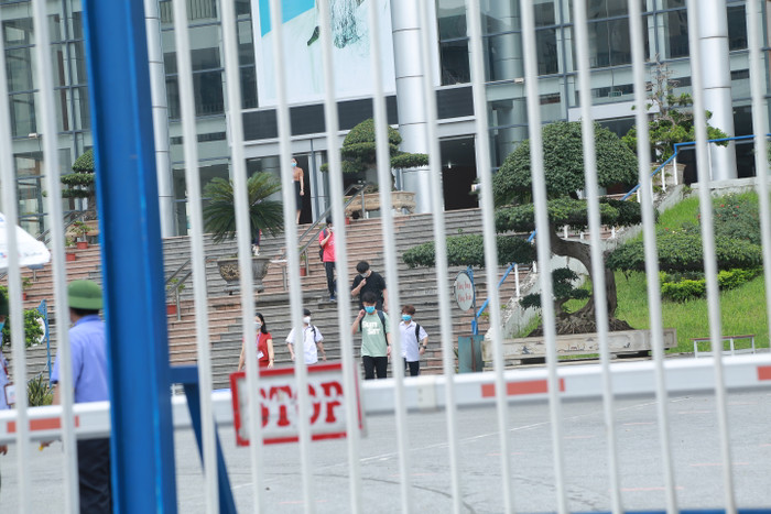 Những thí sinh đầu tiên hoàn thành bài thi.