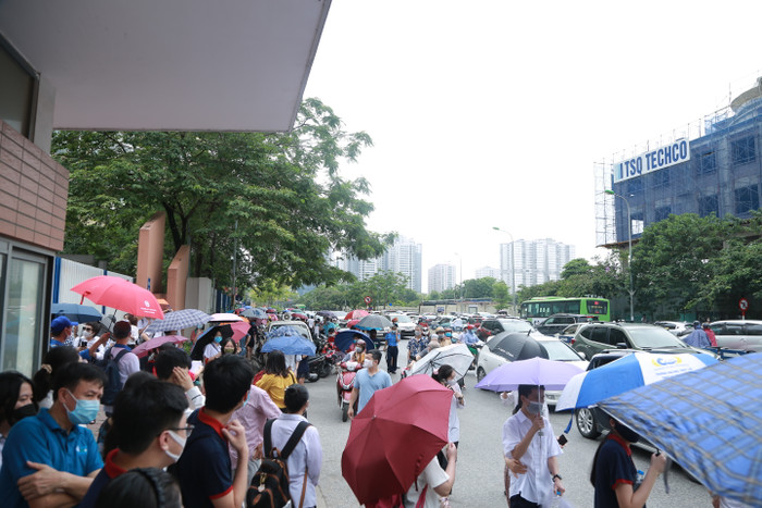 Thời tiết bất ngờ đổ mưa lớn khiến giao thông quanh khu vực ùn tắc cục bộ.