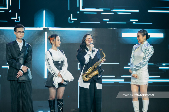 Tiết mục của Orange trở nên bùng nổ khi có sự hỗ trợ của Saxophone An Trần và Producer Monotape.