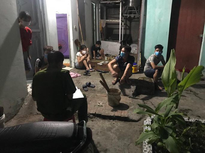 Nhóm người tụ tập uống bia, xem bóng đá trận Việt Nam với Malaysia vào khuya 11/6. Ảnh Người Lao Động