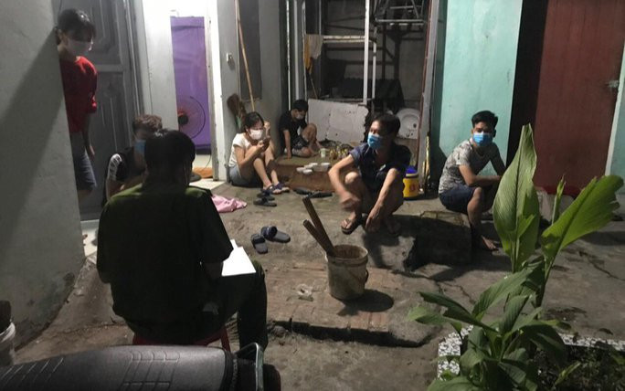 7 người tụ tập xem bóng đá, uống bia bất chấp đang giãn cách xã hội Ảnh 2