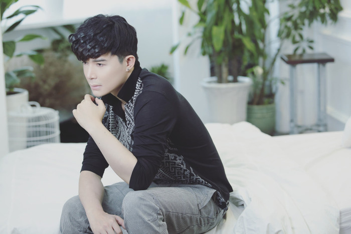 Nam ca sĩ nhắn nhủ đến khán giả đừng gửi tiền cho NS làm từ thiện nữa, mà NS hãy tự bỏ tiền ra làm từ thiện.