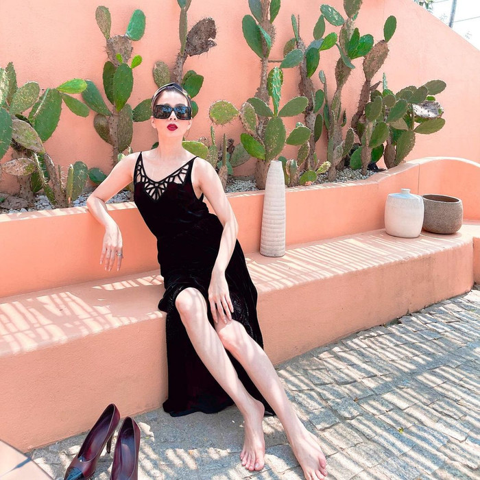 Những bộ cánh nuột nà, chất liệu nhẹ nhàng tôn được hết đường cong, làn da trắng sứ nơi người mặc.