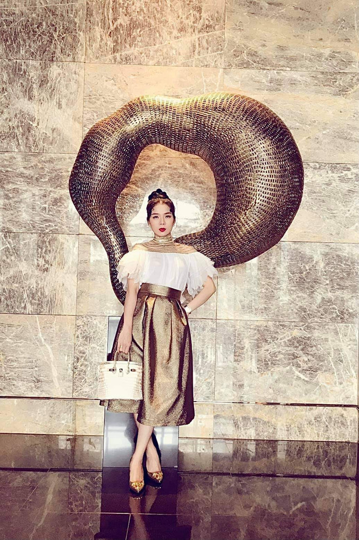 Điều gì đang xảy ra trong outfit của Lệ Quyên? Là áo lông vũ lùm xùm che hết đường cong hay do phần dưới quá đơ, phom dáng phồng làm người mặc lùn hơn hẳn?