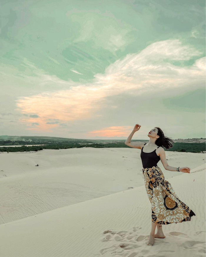 Phía sau hở cả khoảng lưng mênh mông nhưng đằng trước lại cực kỳ đơn giản, tôn dáng.