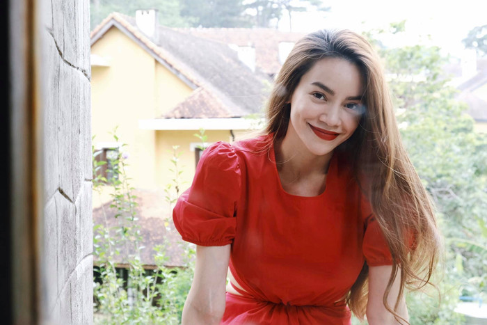 Nhân dịp cuối tuần, Hồ Ngọc Hà xuống bếp nấu ăn phục vụ cả gia đình.