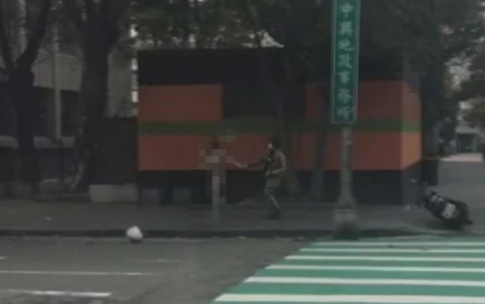 Cô gái đi BMW khỏa thân kéo tay, kẹp cổ người đàn ông trên đường Ảnh 2