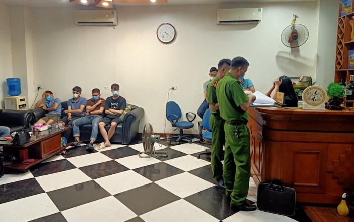 Hà Nam: Quán karaoke mở chui cho 20 nam nữ tụ tập bất chấp dịch bệnh Covid-19 Ảnh 2