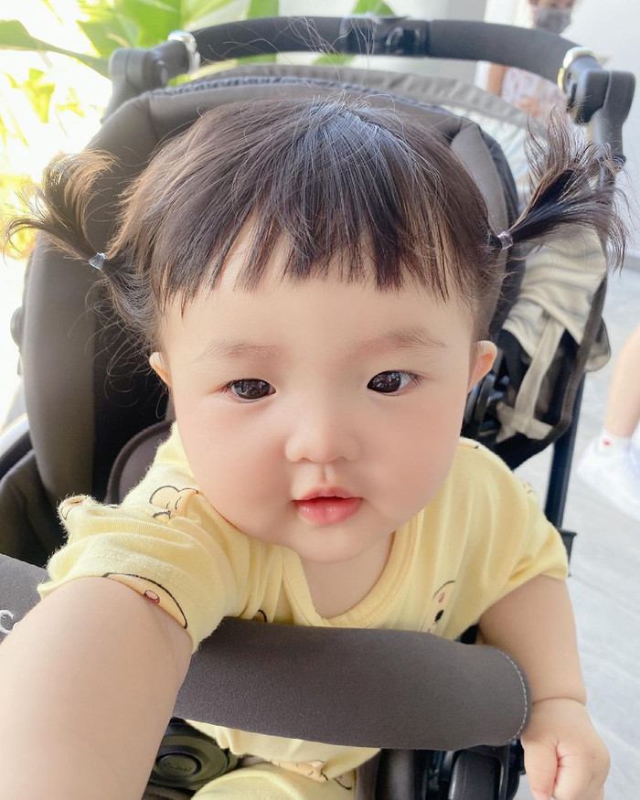 Cũng như thường lệ, cô nhóc được mẹ buộc tóc thành chỏm hai bên trông vô cùng dễ thương.