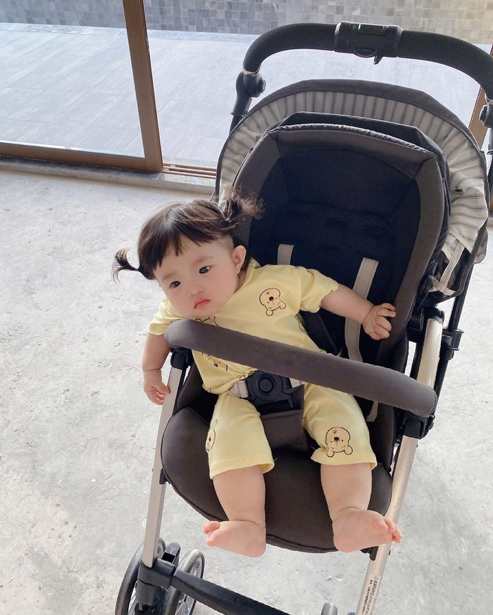 Vì mới vừa được mẹ xuống tóc cho nên Winnie trông đáng yêu và nhí nhảnh hơn rất nhiều.
