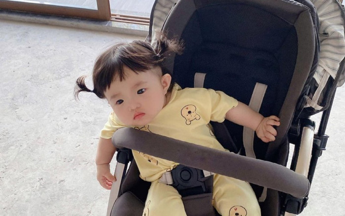 Bé Winnie mặc nguyên cây 'vàng khè' siêu cưng, còn bảo đảm các cô chú không cần sợ 'nghèo khó' Ảnh 2