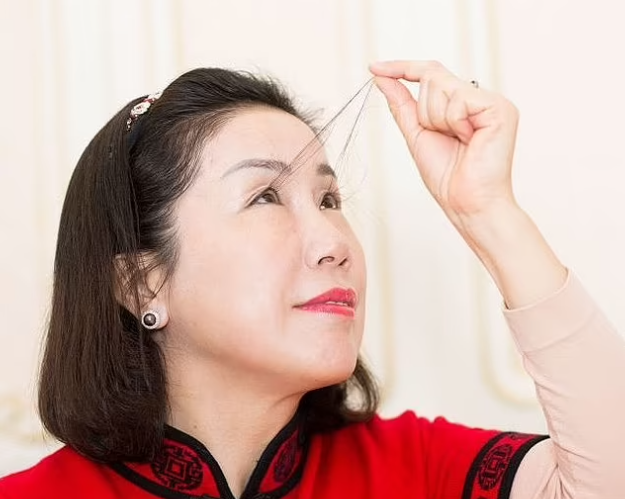 Người phụ nữ có hàng mi dài nhất thế giới 20,5 cm: 'Món quà Trời ban sau một năm rưỡi lên núi tu hành' Ảnh 3