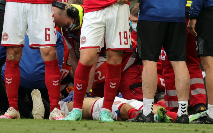 VIDEO: Khoảnh khắc Christian Eriksen đột quỵ trên sân khiến đồng đội, cổ động viên bật khóc Ảnh 2