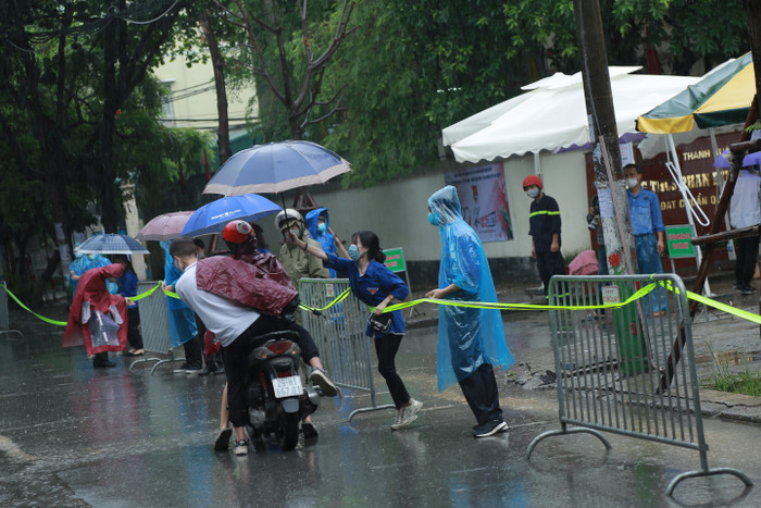 Các tình nguyện viên hỗ trợ các em học sinh hết mình.