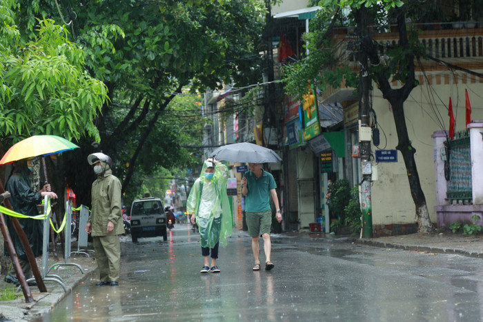 Những em học sinh cuối cùng đến điểm thi trước giờ thi.