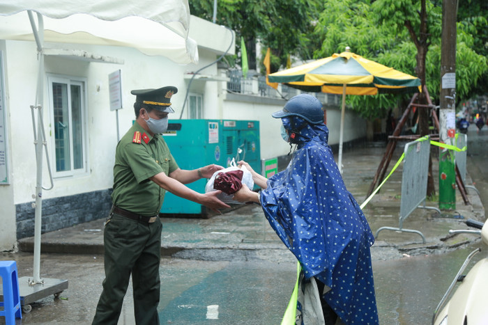 Một số bậc phụ huynh phải về lấy quần áo mang đến điểm thi cho con thay trước giờ thi.