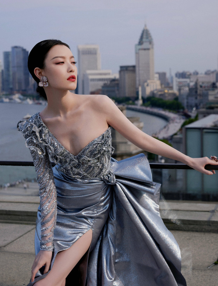 'Tiểu Thư Kỳ' tiếp tục lên đồ xuất hiện tại sự kiện Đêm hội Weibo vừa đâu trong bộ váy xẻ chân và khoe ngực gợi cảm