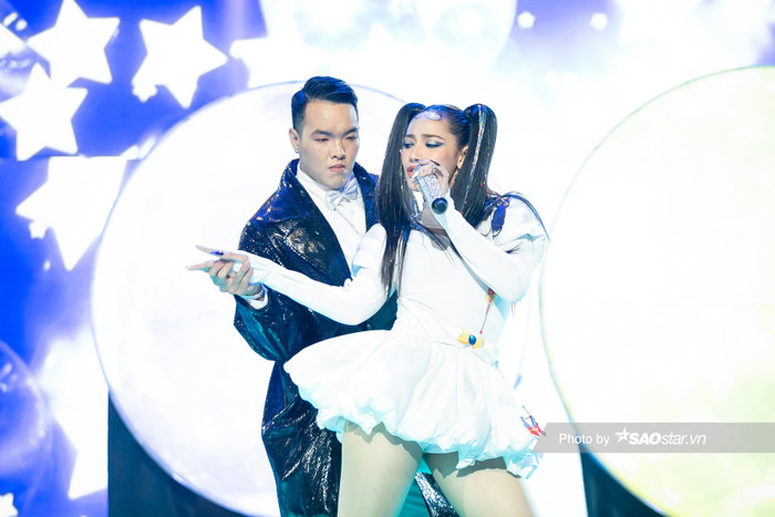 Cara lí lắc, đáng yêu trong kiểu váy trắng bodysuit có thiết kế chân váy ngắn bung xòe