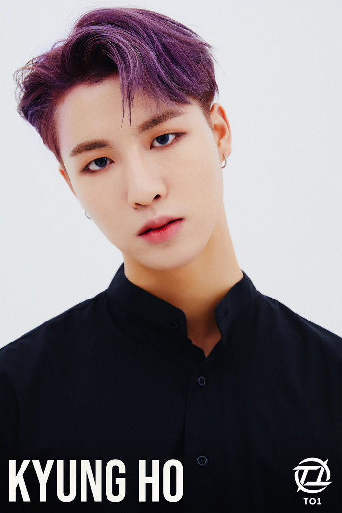 Nam thành viên TO1 bị dân mạng nghi vấn vứt quà của fan