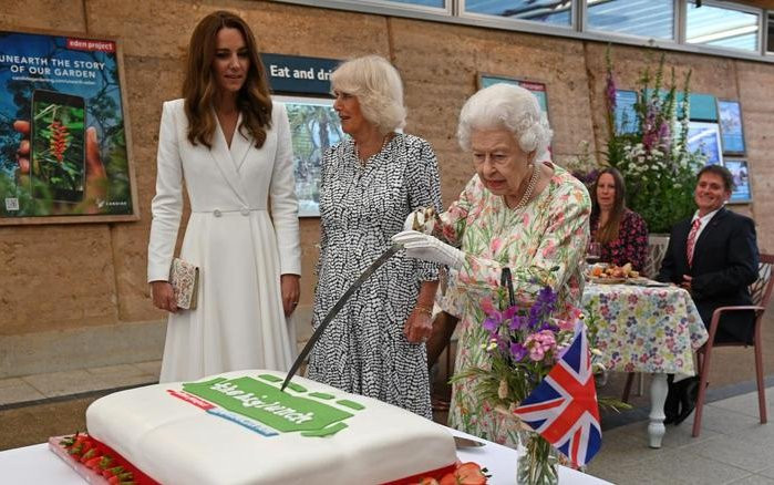 Nữ hoàng Anh mượn kiếm cắt bánh sinh nhật, câu giải thích dí dỏm khiến nhiều người bật cười Ảnh 2