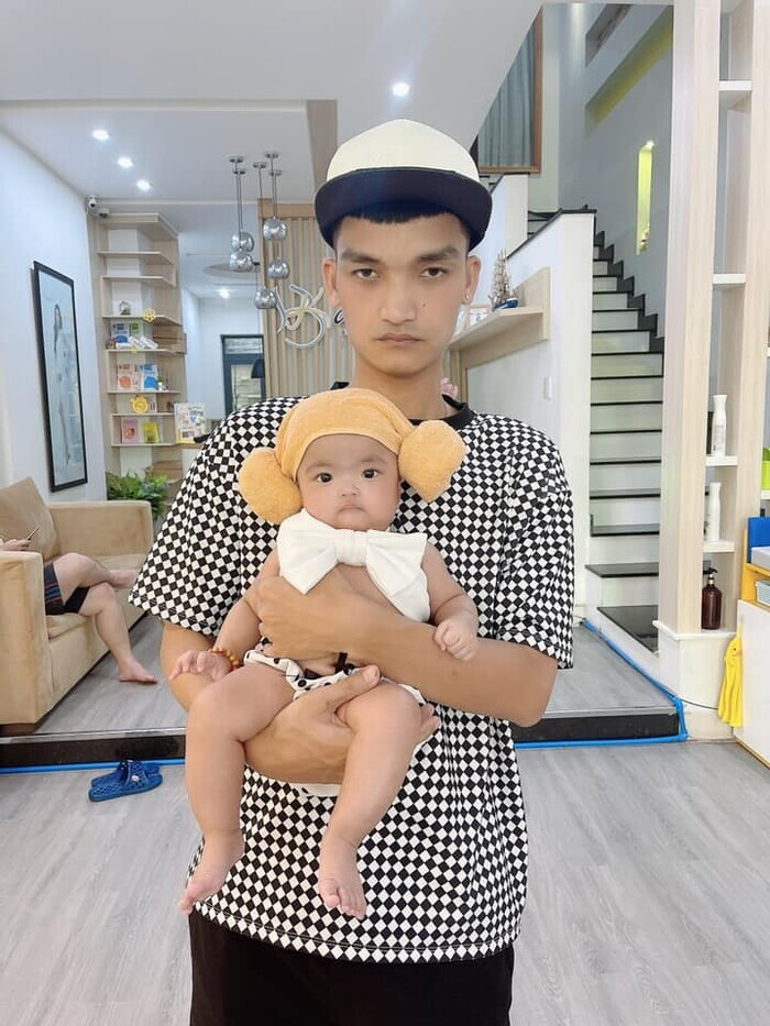 Tấm ảnh siêu hài hước của hai cha con Mạc Văn Khoa, Minnie khiến khán giả không nhịn được cười.